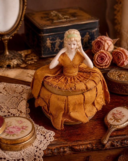 Half Doll con scatolina sotto la gonna, anni ‘20
