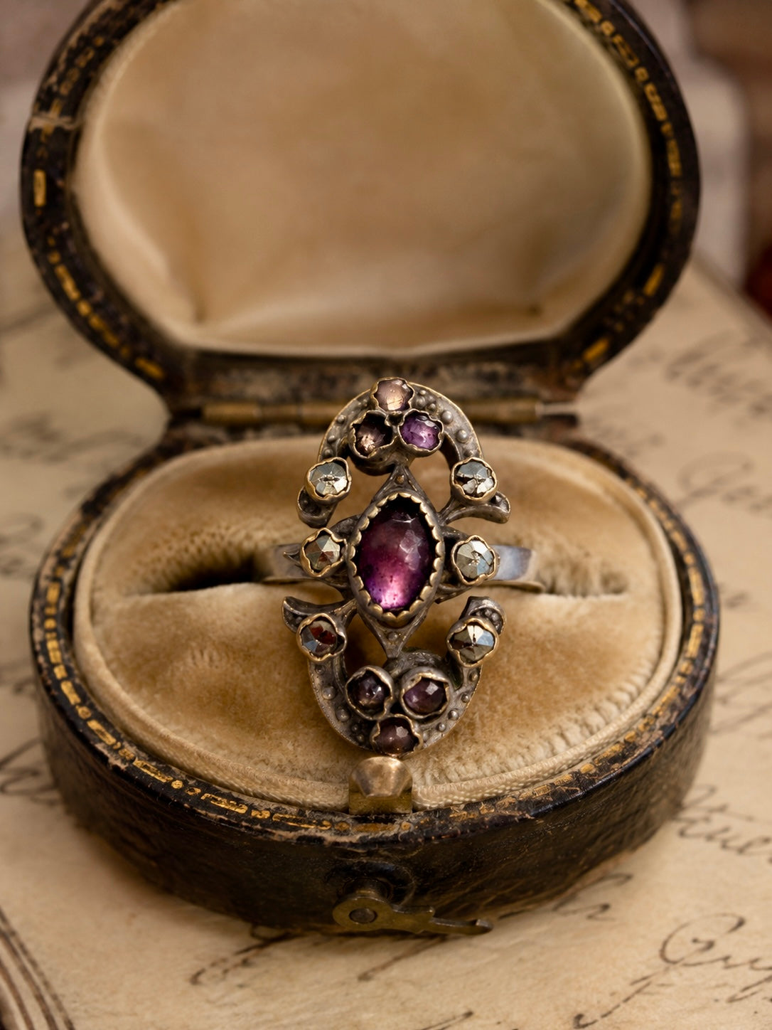 Anello con gambo in argento contemporaneo e parte lavorata antica liberty