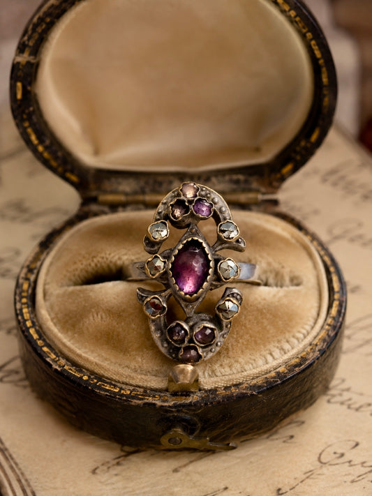 Anello con gambo in argento contemporaneo e parte lavorata antica liberty