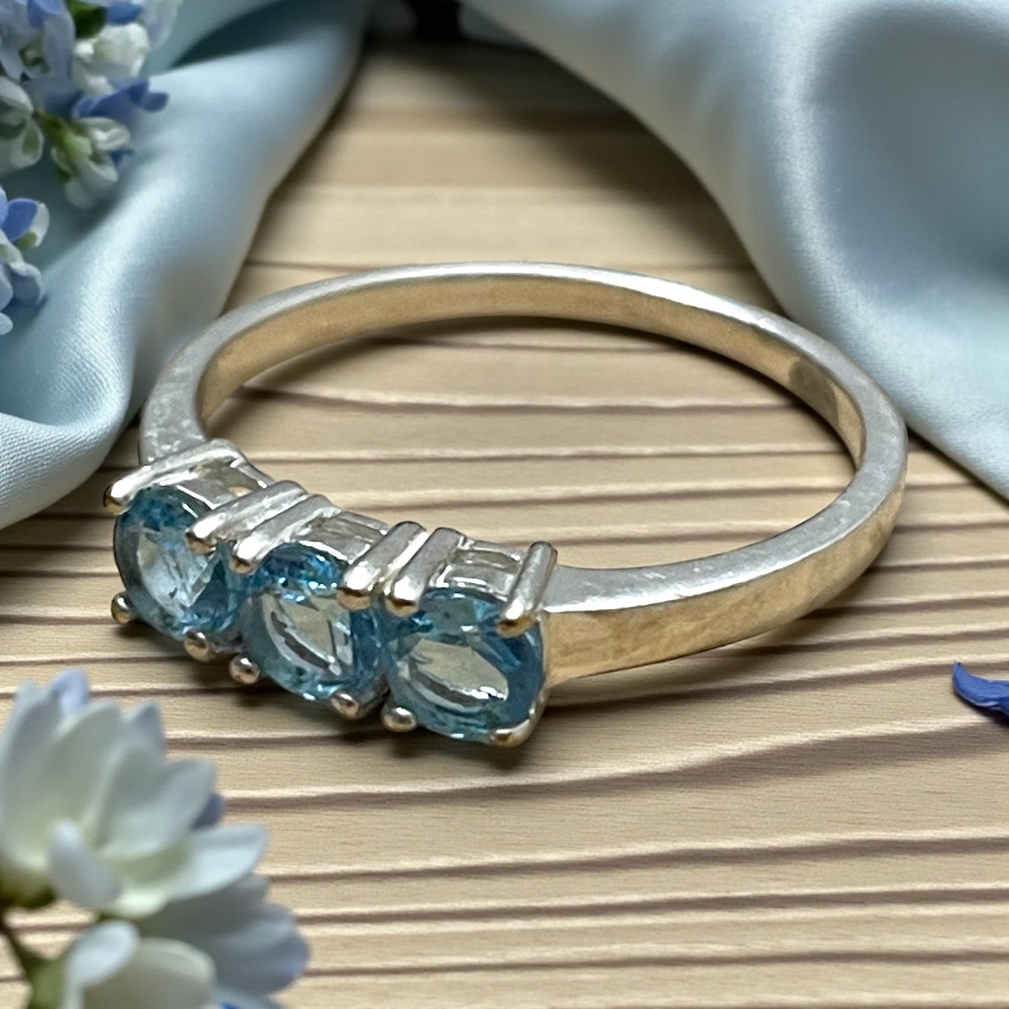 Anello in argento trilogy anni ‘90 con topazi azzurri sintetici 18 mm