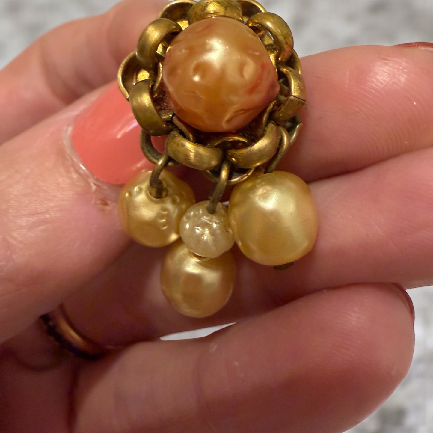 Antichi splendidi orecchini dorati anni ‘30 con faux perles barocche, chiusura a vite