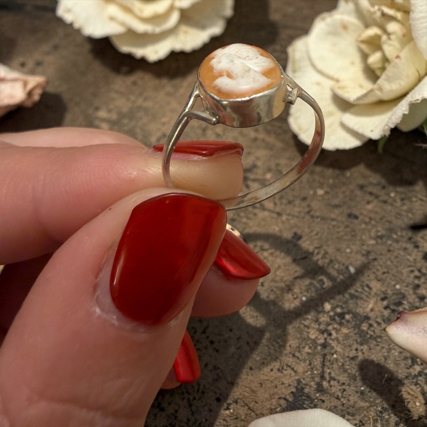 Anello in argento 800 con piccolo cammeo su conchiglia, italiano, anni ‘40-‘50
