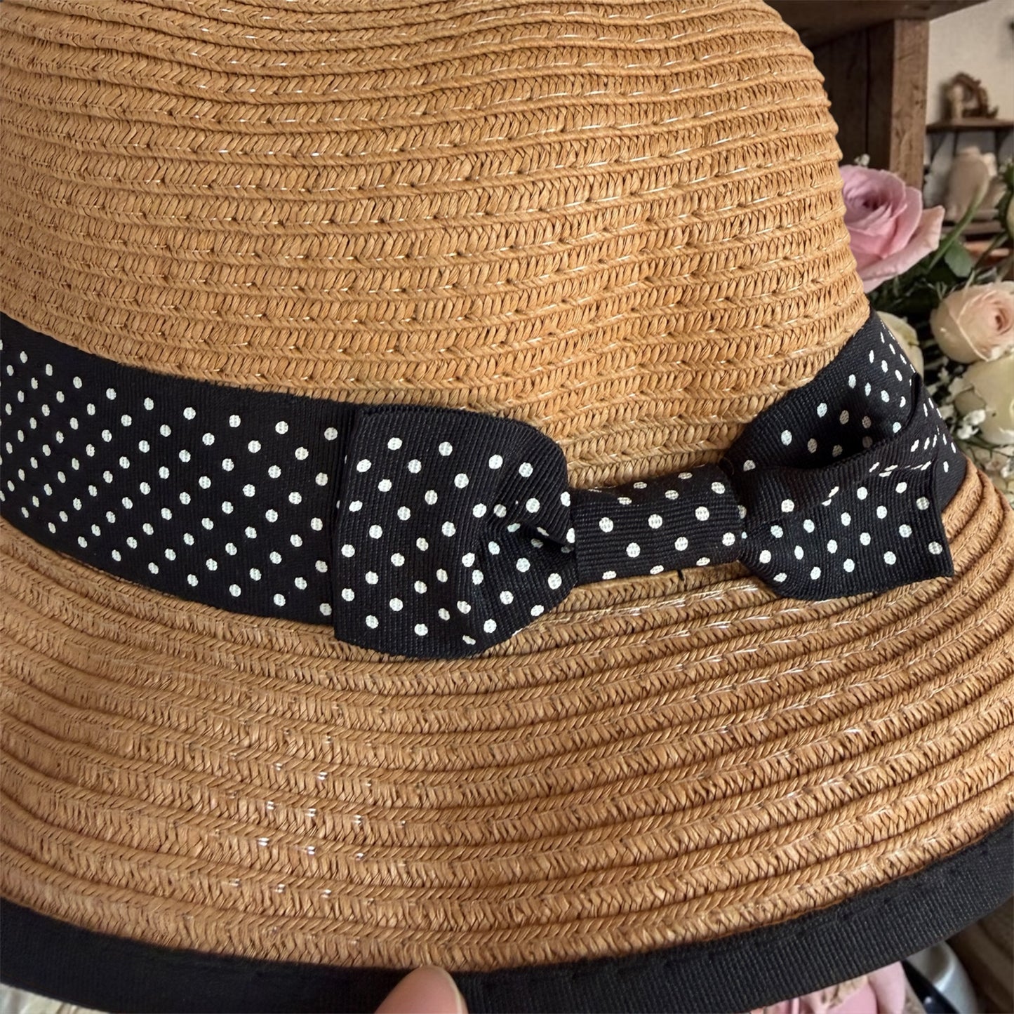 Cappellino Riviera anni ‘50, falda corta, paglia miele e morbida e nastro a pois con fiocco