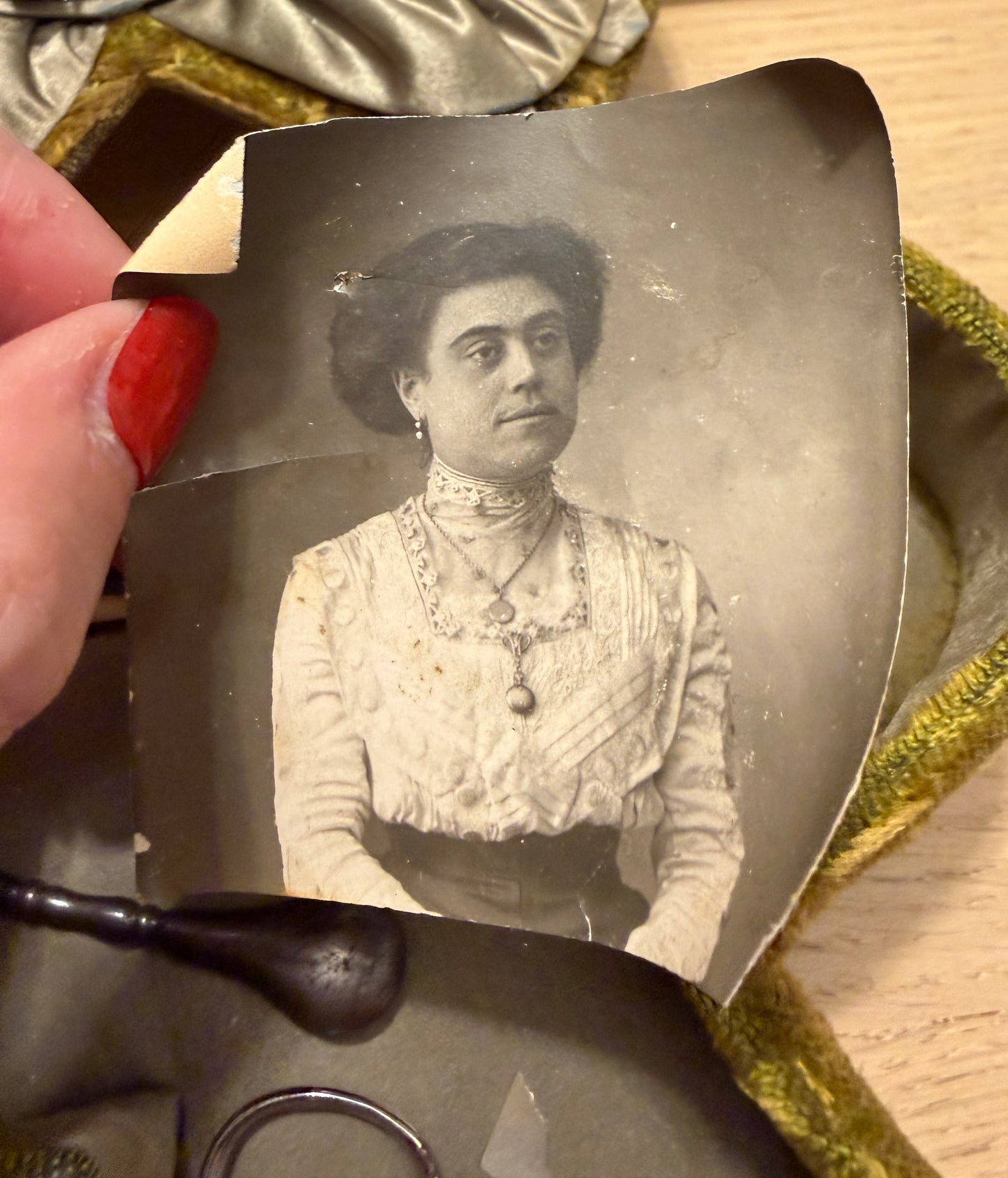 Cofanetto da cucito in vellutino a guisa di trifoglio, interno in seta con strumenti, guanti, fotografia antica. 1900.