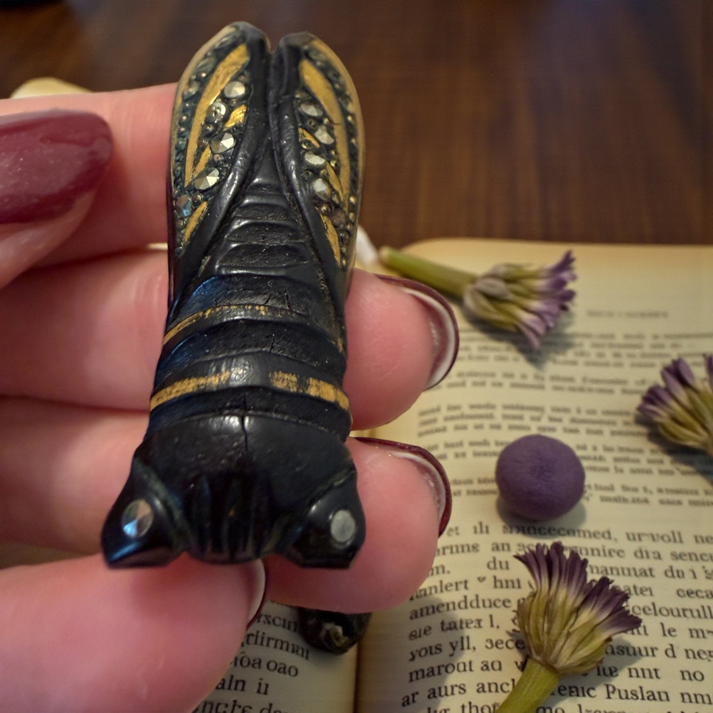 Antica Spilla a guisa di cicala in ebanite con decorazioni dorate e marcasiti