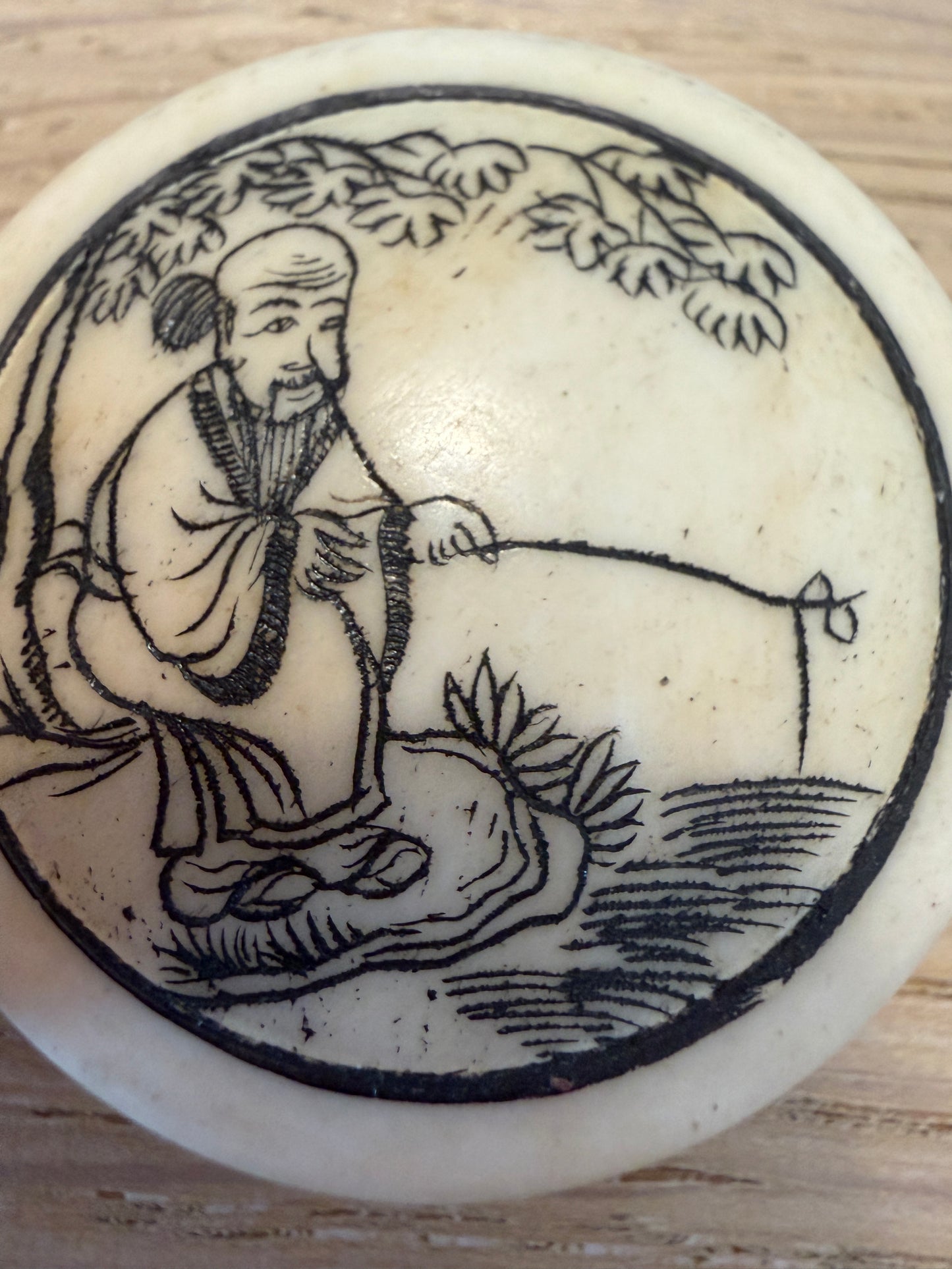 Piccolo contenitore in osso inciso da scrittoio per ceralacca, ‘800, chinoiserie