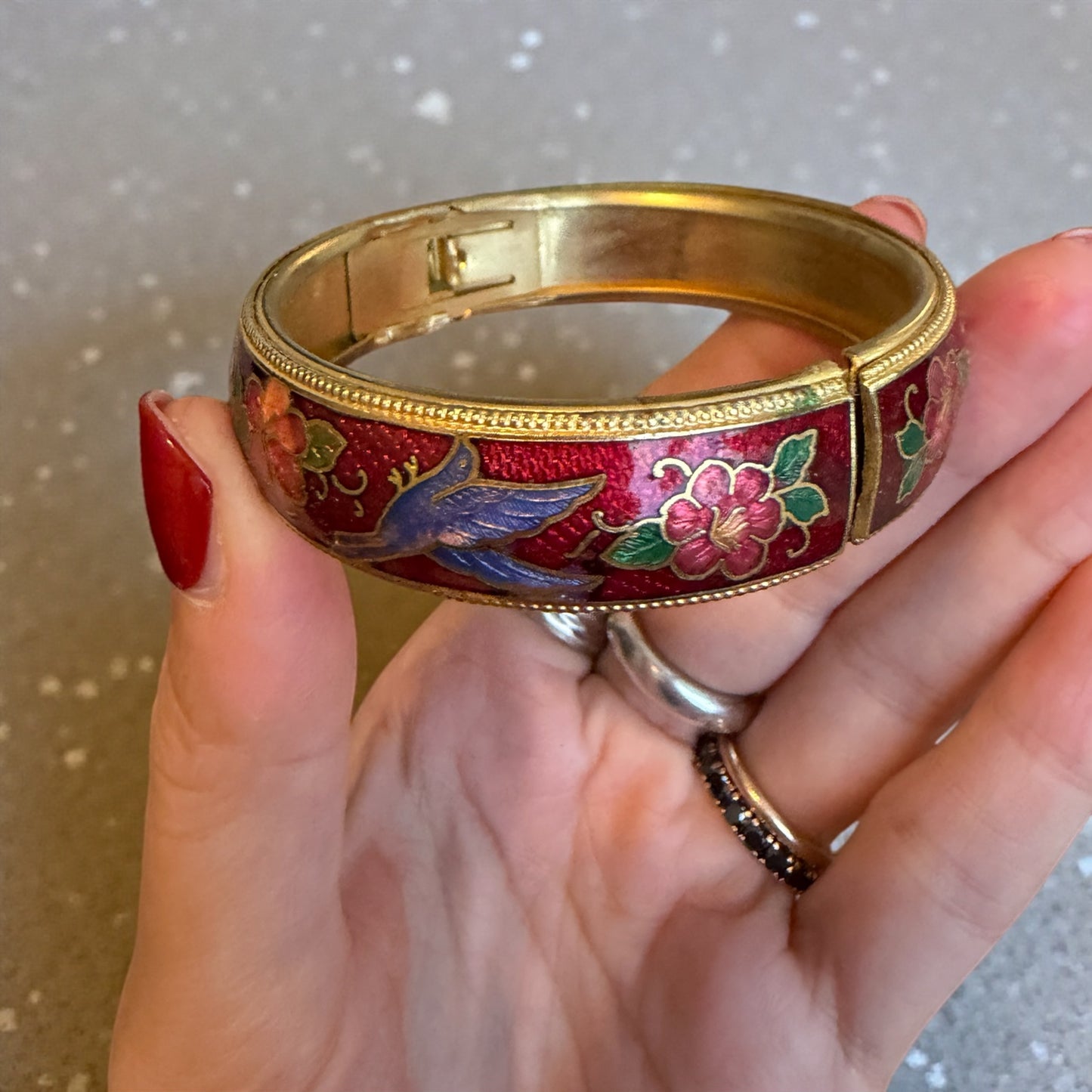 Bracciale rigido con smalti, tardo Déco gusto orientalista, con scrigno originale
