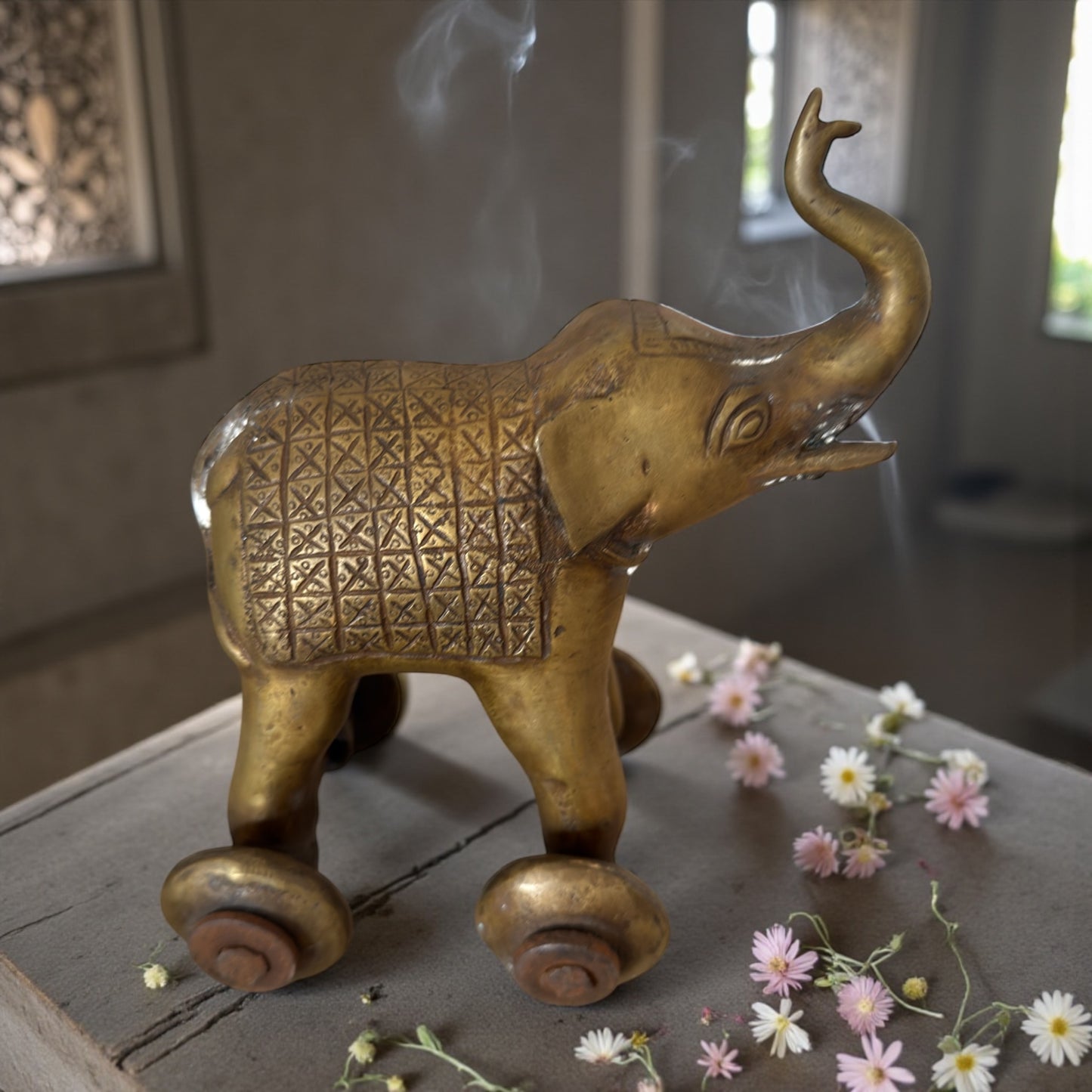 Temple toy in ottone pieno a guisa di elefante su ruote con la proboscide alzata