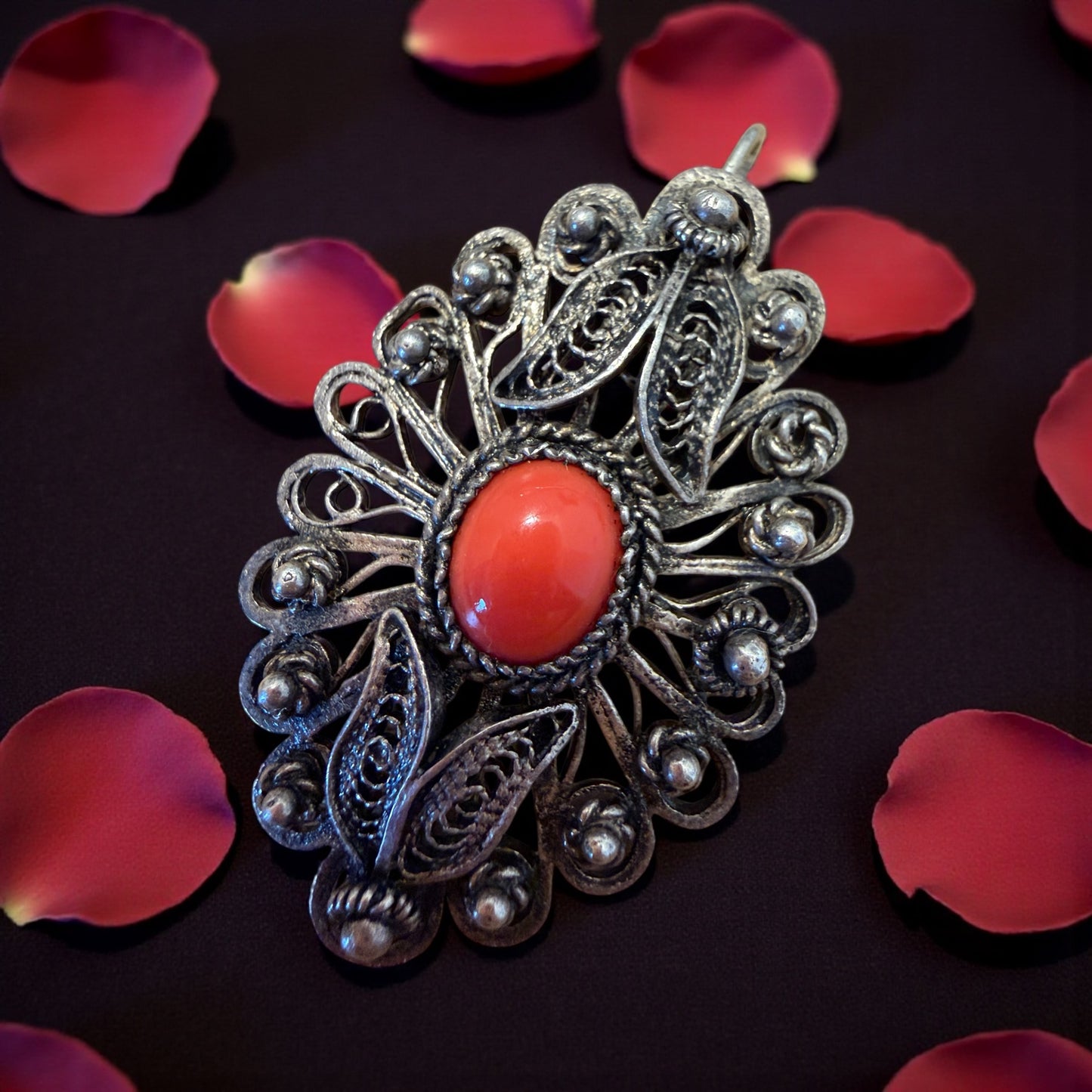 Antico ciondolo pendente in filigrana d’argento con cabochon di corallo ricostituito, prima metà ‘900