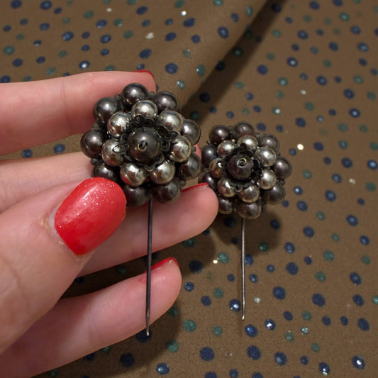 Coppia di gioielli da cappotto a spillo con asta in argento, fine ‘800 - primo ‘900