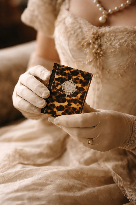 Carnet de bal 1890-1900 in finta tartaruga con matita in osso, semanier e nota spese