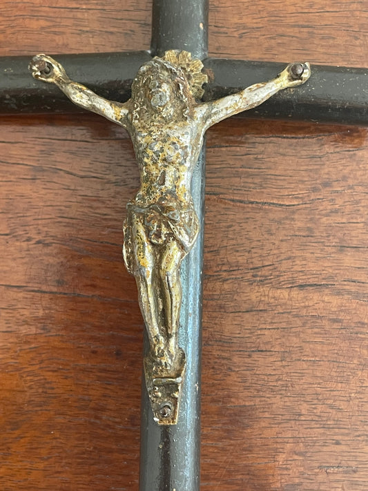 Croce da cappella votiva in legno nero con teschio, fine ‘800
