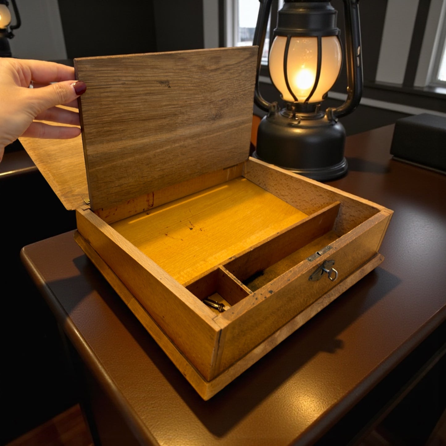 Antica scatola da scrittura, Belgio anni ‘30, con chiave funzionante e scomparto ribaltabile