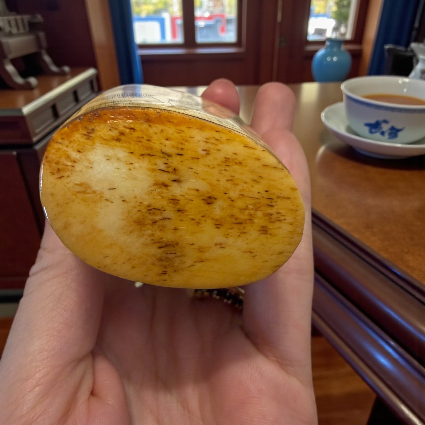 Snuff bottle in osso decorata su entrambi i lati con scene erotiche, Cina, metà ‘900 completa di cucchiaino