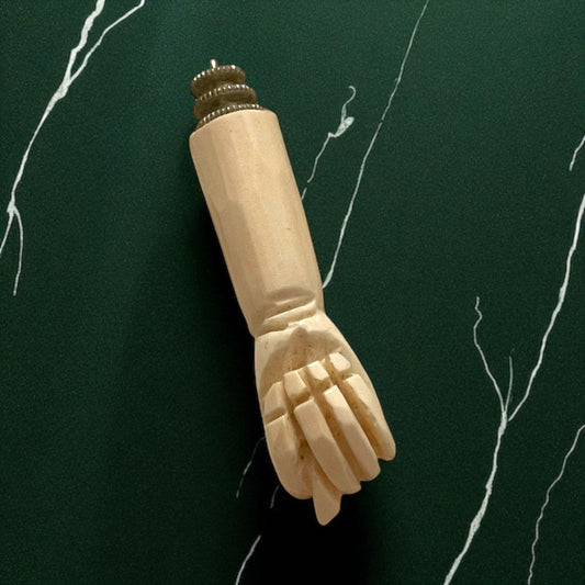 Mano figa amuleto apotropaico intagliato in conchiglia, primo ‘900