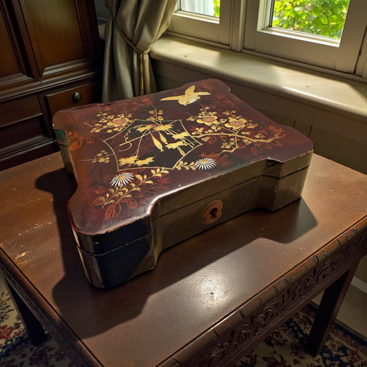 Cofanetto laccato Giapponese primo quarto ‘900 con doppia decorazione, interna ed esterna