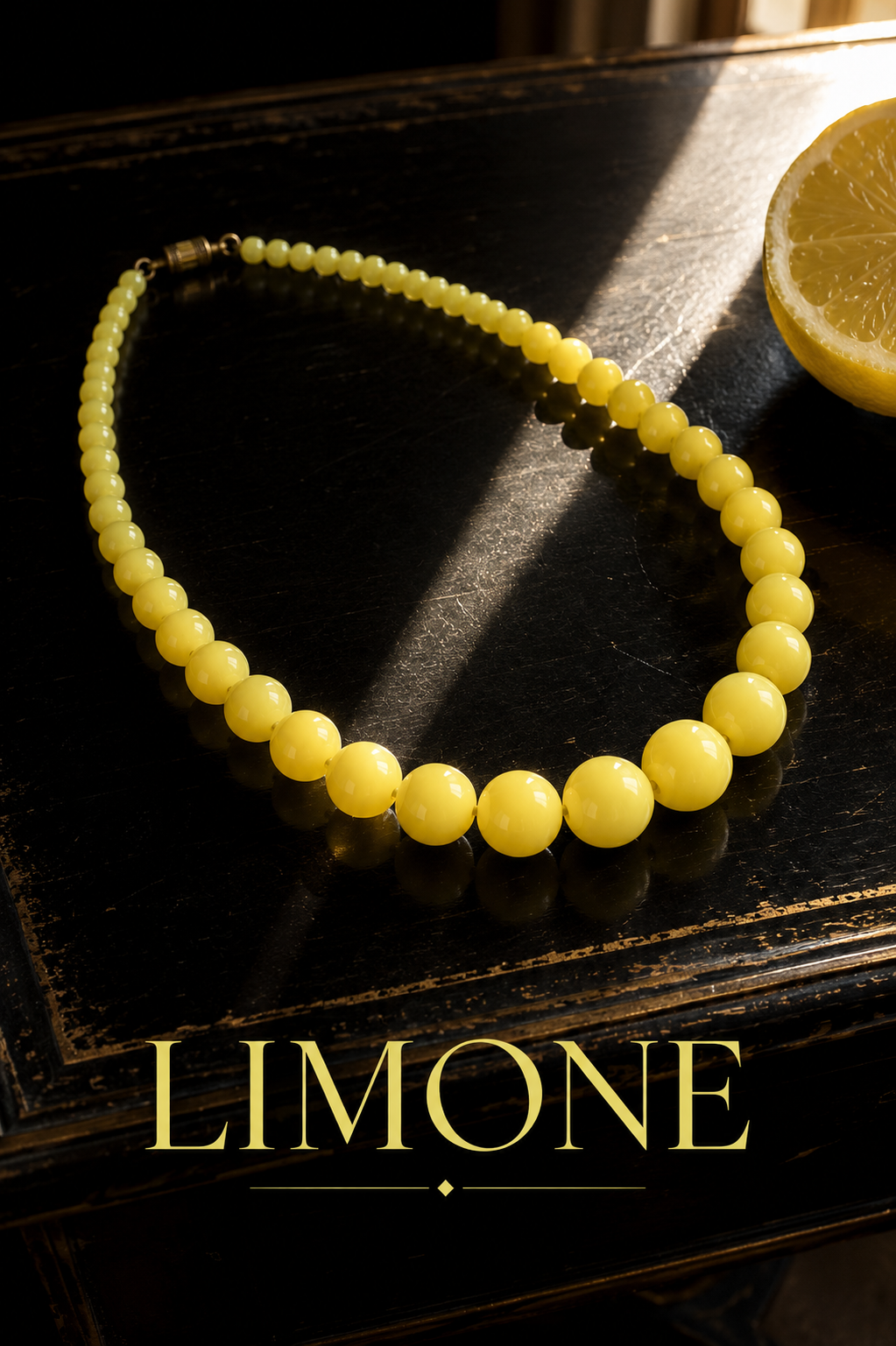 Collana vintage in perle di vetro degradé anni ‘60 giallo limone, con chiusura a barilotto