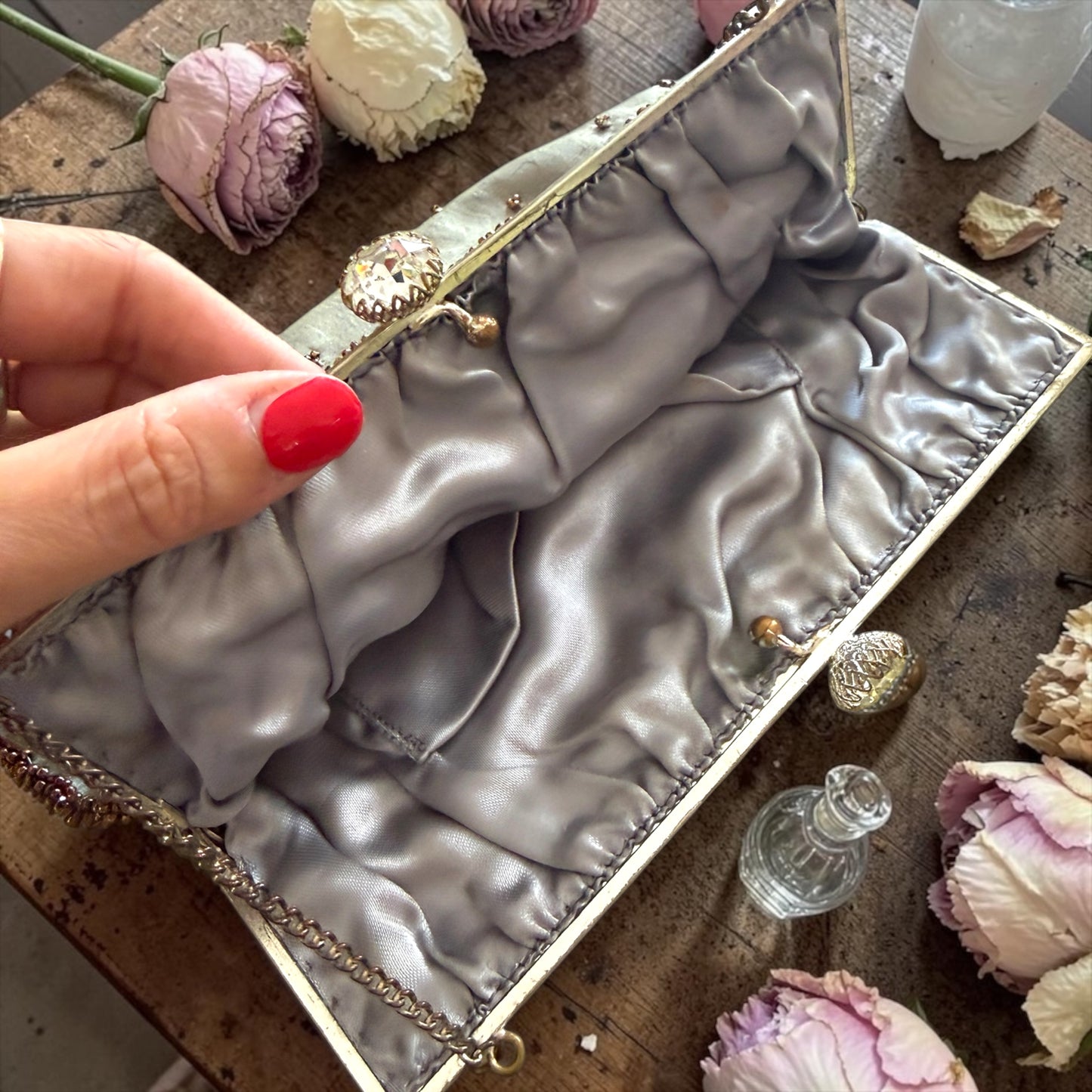 Borsetta da ballo 50s in shantung di seta con decorazione floreale