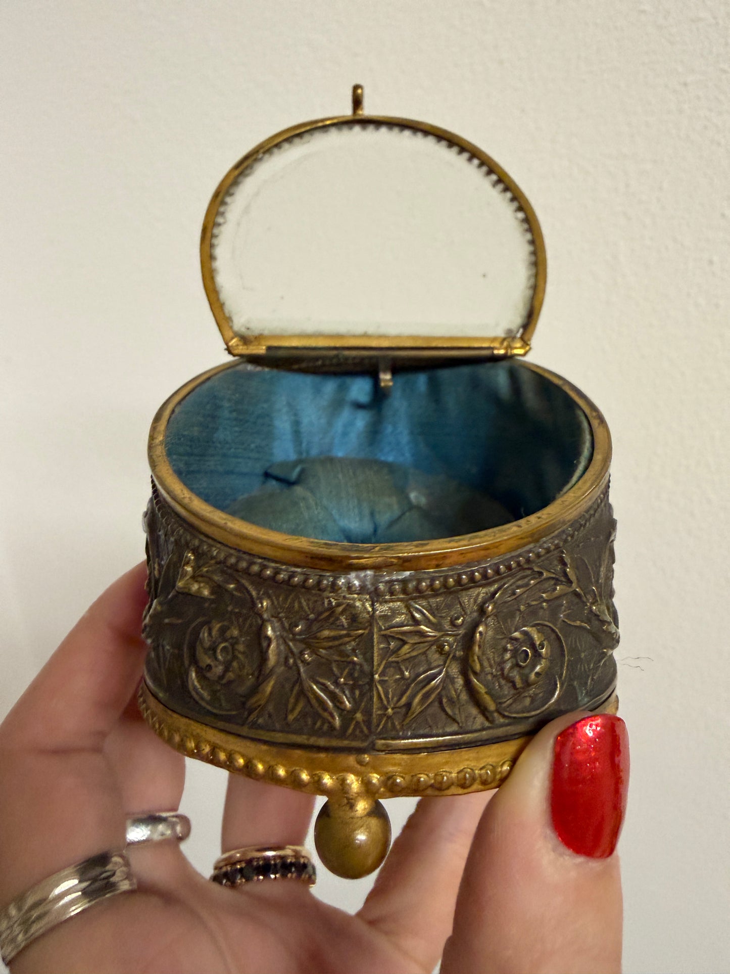 Cofanetto decorato con vetro bisellato e seta capitonné porta gioiello, fine ‘800 primo ‘900