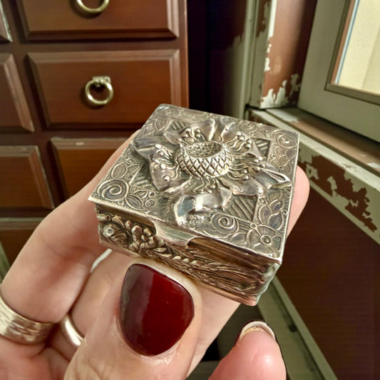 Scatolina scrigno d’argento 925 porta sigilli con decori floreali e spiga