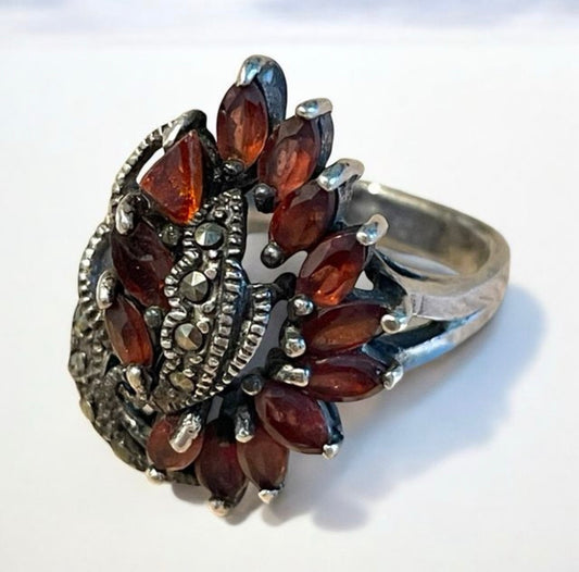 Anello cocktail in argento con granati almandini e marcasiti