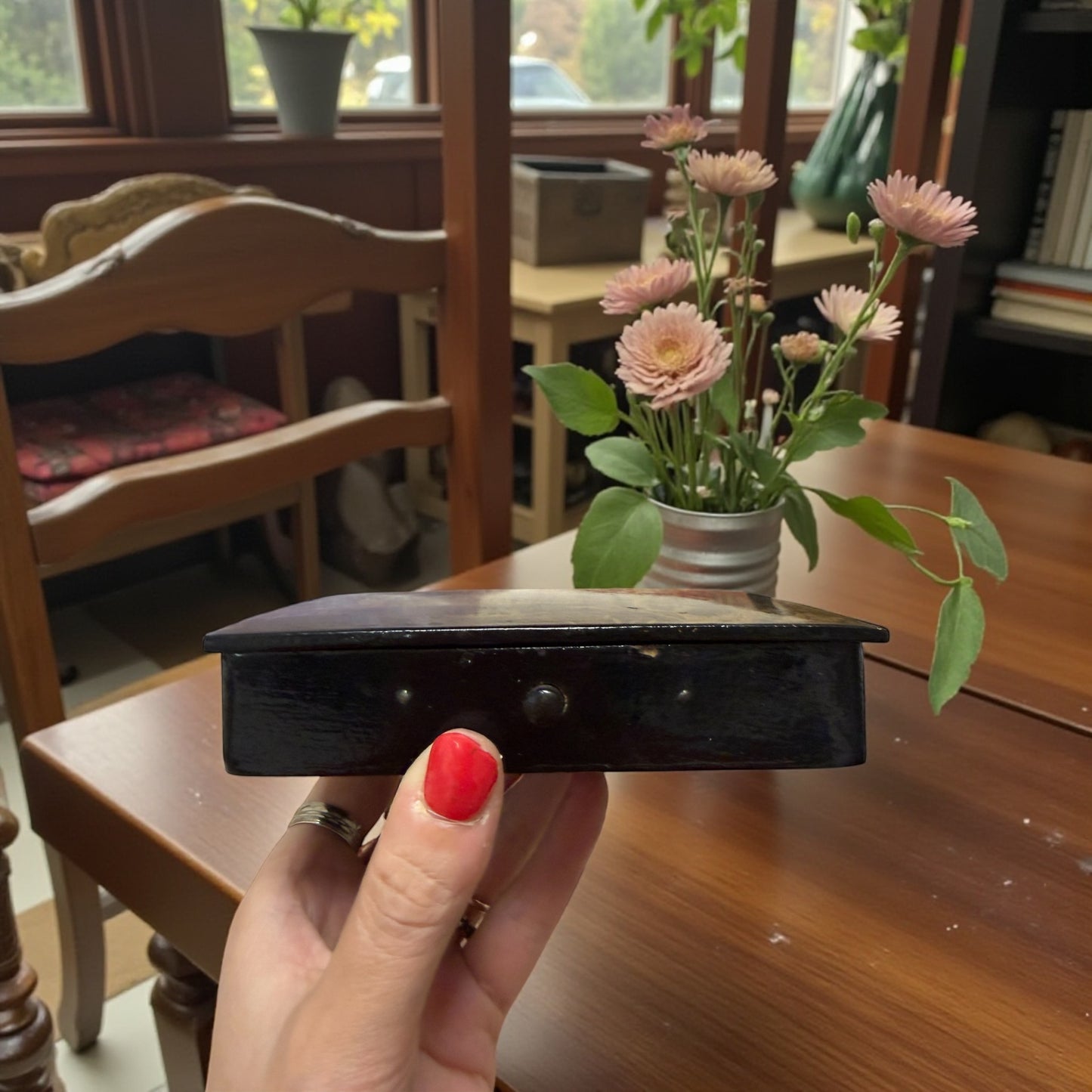 Cofanetto laccato nero orientale in papier mâché con paesaggio dorato