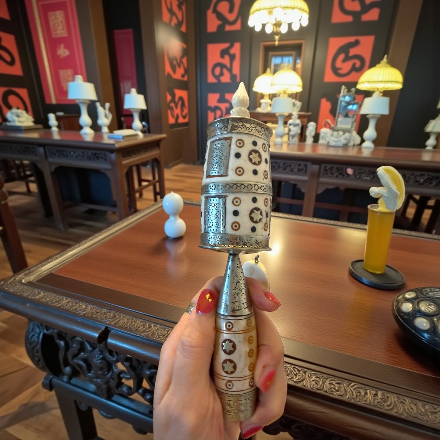 Ruota da preghiera tibetana in osso lavorato e decorato