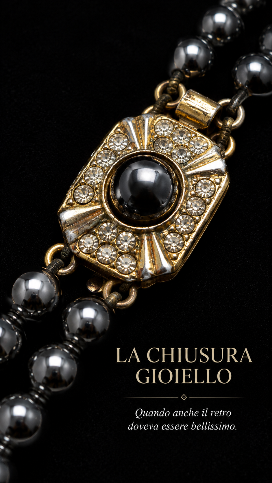 Splendido collier a due fili in perle lucidate di ematite con chiusura gioiello, anni ‘50-‘60