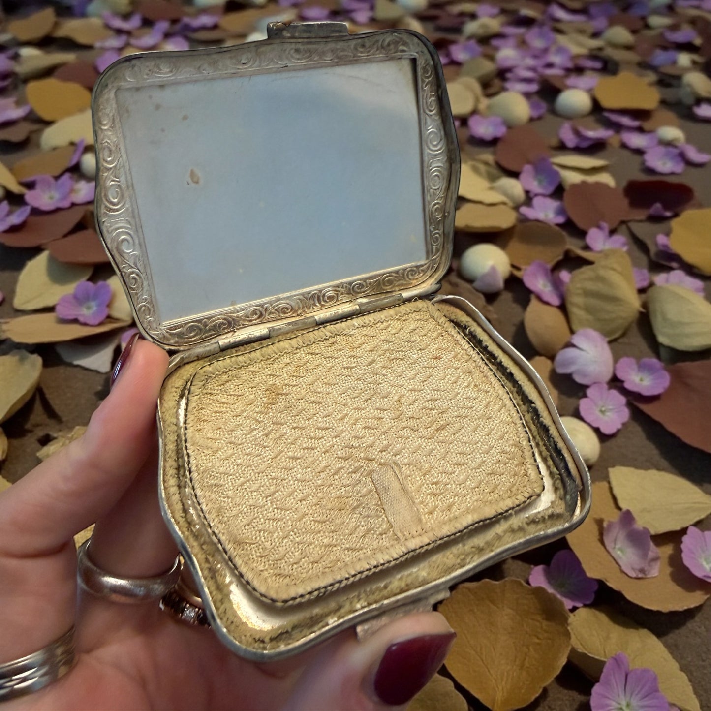 Antico porta cipria placcato argento con piumino d’epoca