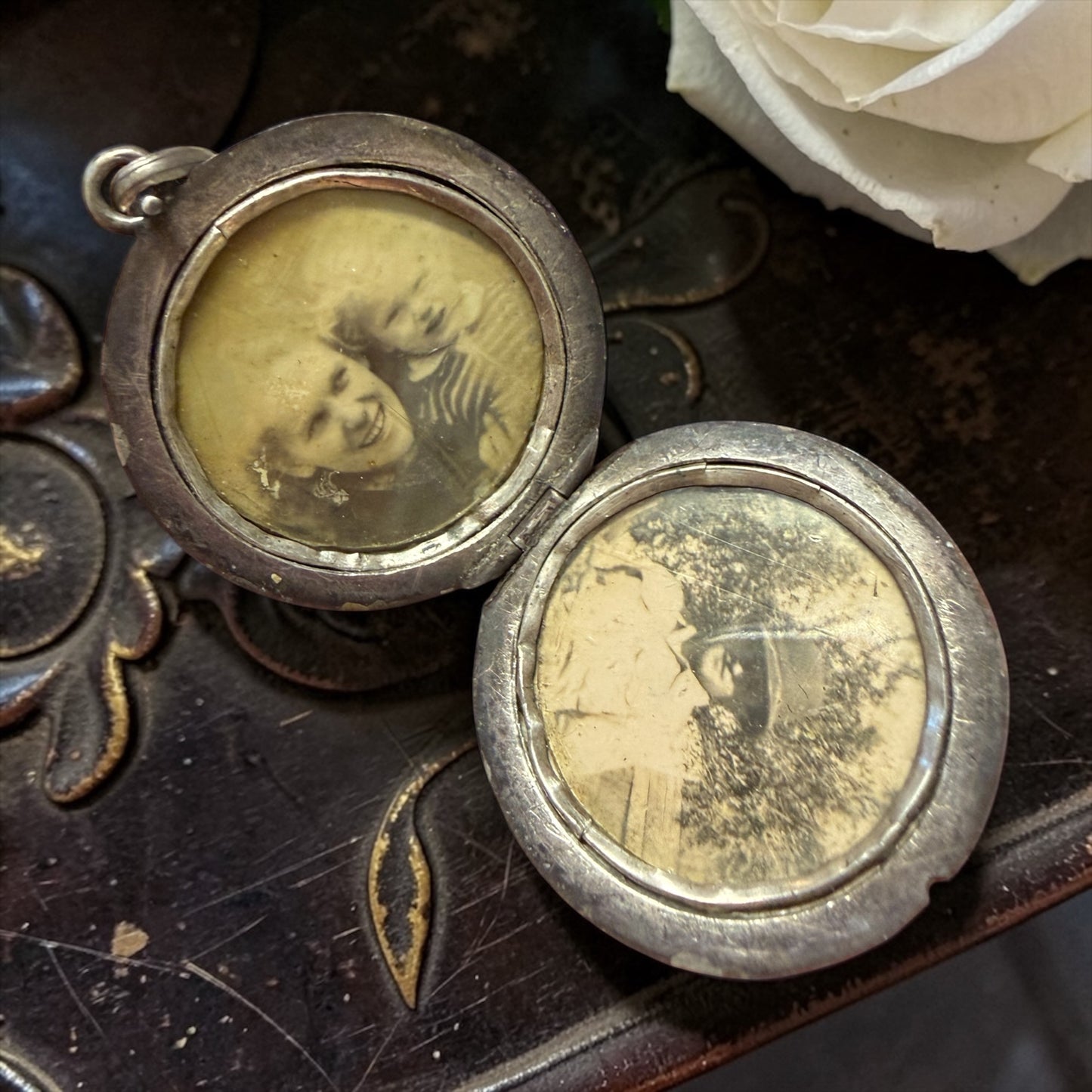 Gioiello pendente locket in argento francese, bifacciale, Art Nouveau con due fotografie d’epoca