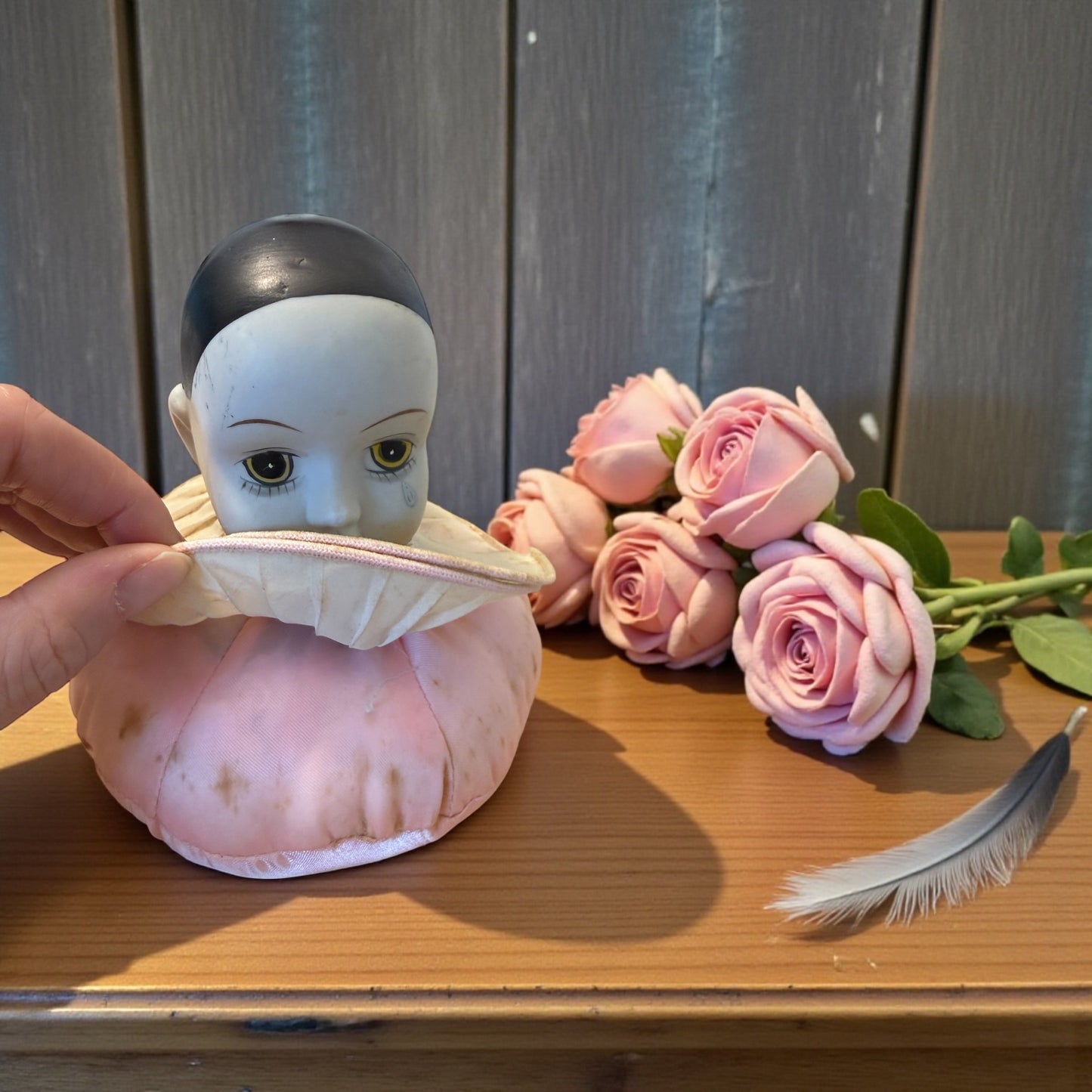 Antico punta spilli primo ‘900 a guisa di Pierrot in porcellana opaca con cuscino in raso rosa