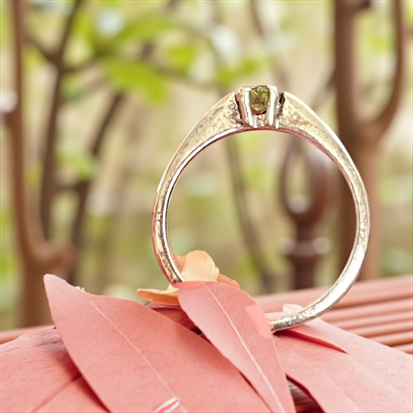 Anello francese argento e peridoto taglia brillante, ca anni ‘50-‘60