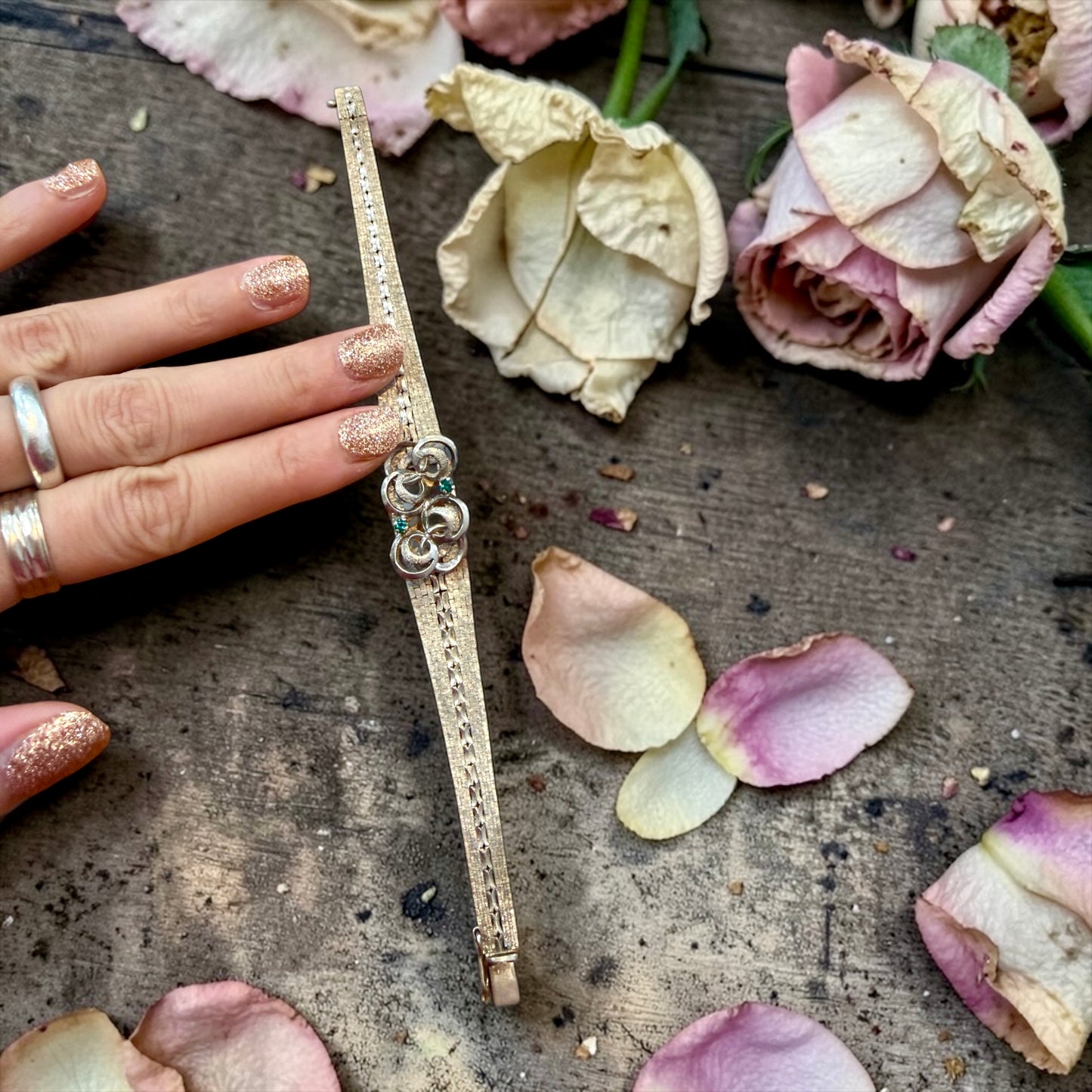 Bracciale in argento massiccio semirigido anni 60 modernista, con centrale lavorato e pietre