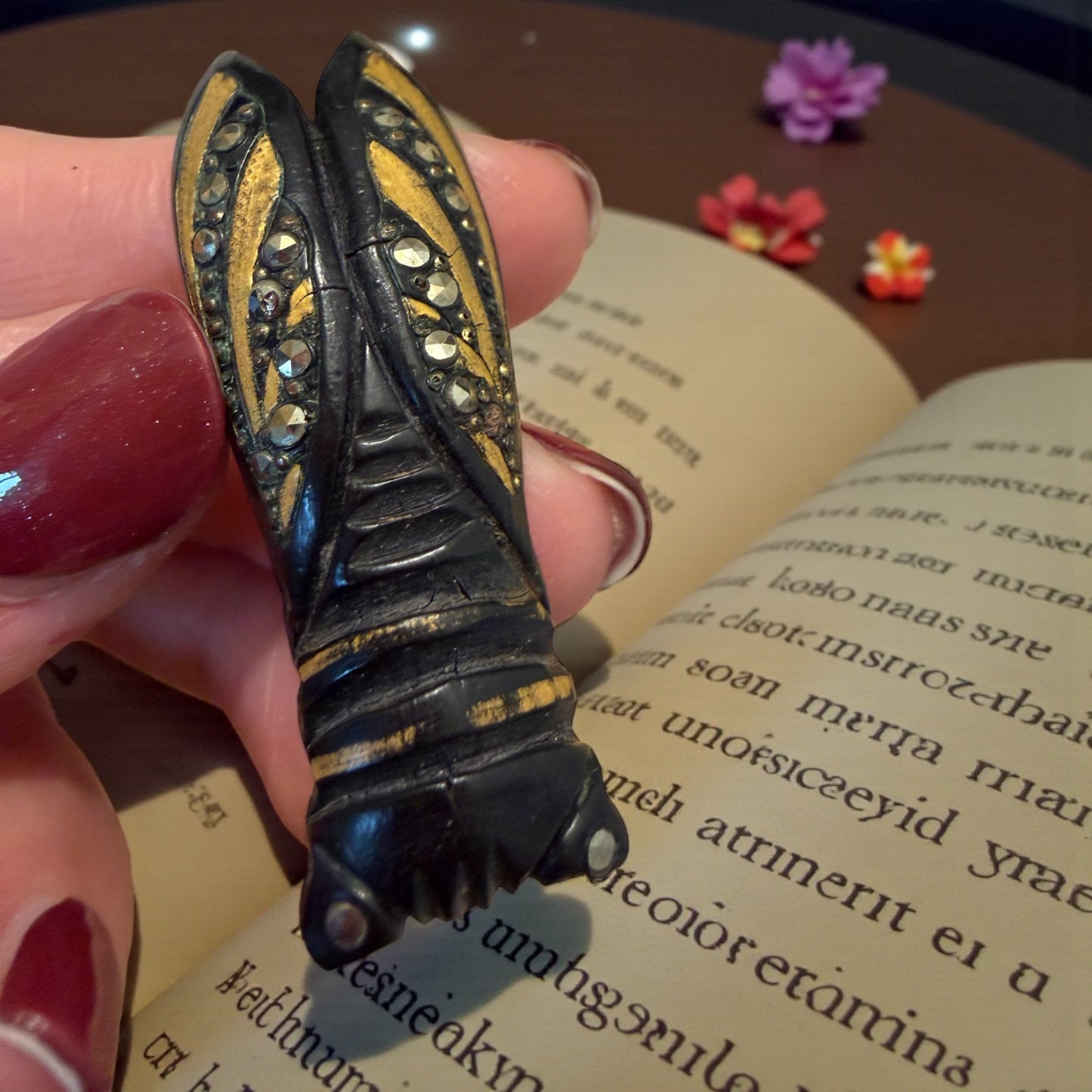 Antica Spilla a guisa di cicala in ebanite con decorazioni dorate e marcasiti