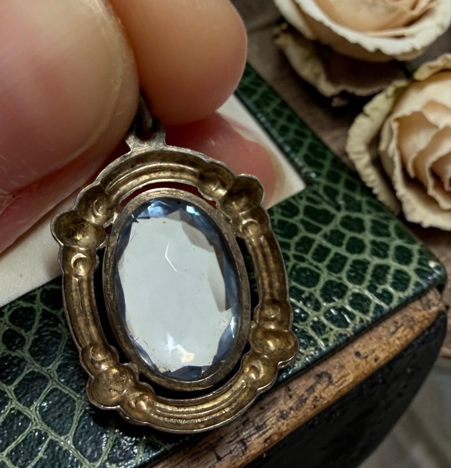 Pendente argentato con cristallo azzurro Liberty in scrigno d’epoca coevo