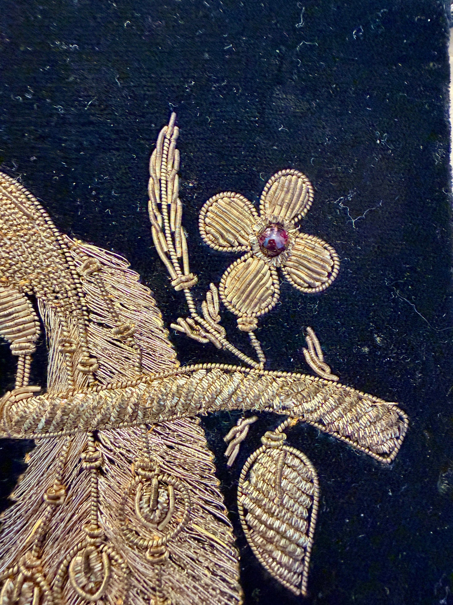 Borsa gioiello in velluto con pavone ricamato in canutiglia, anni ‘50-‘60