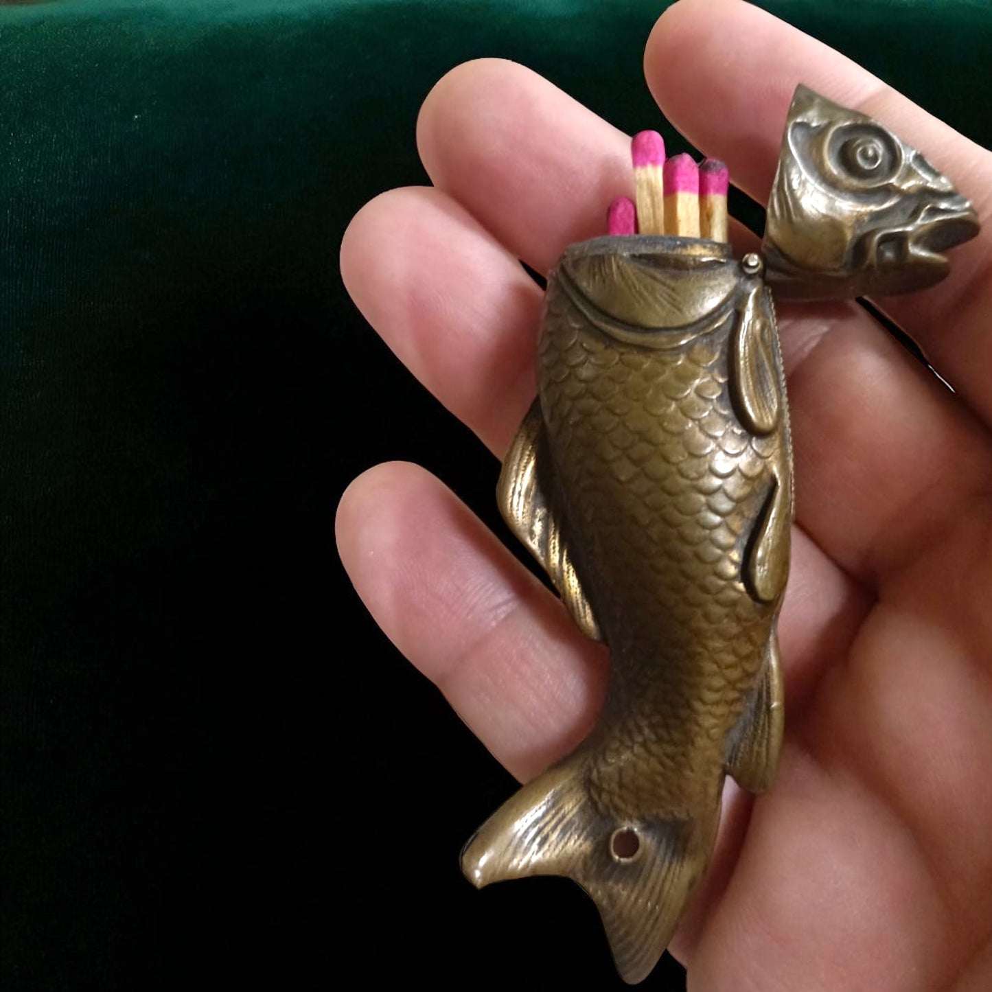 Vesta case in bronzo a guisa di pesce, liberty da chatelaine, testa apribile