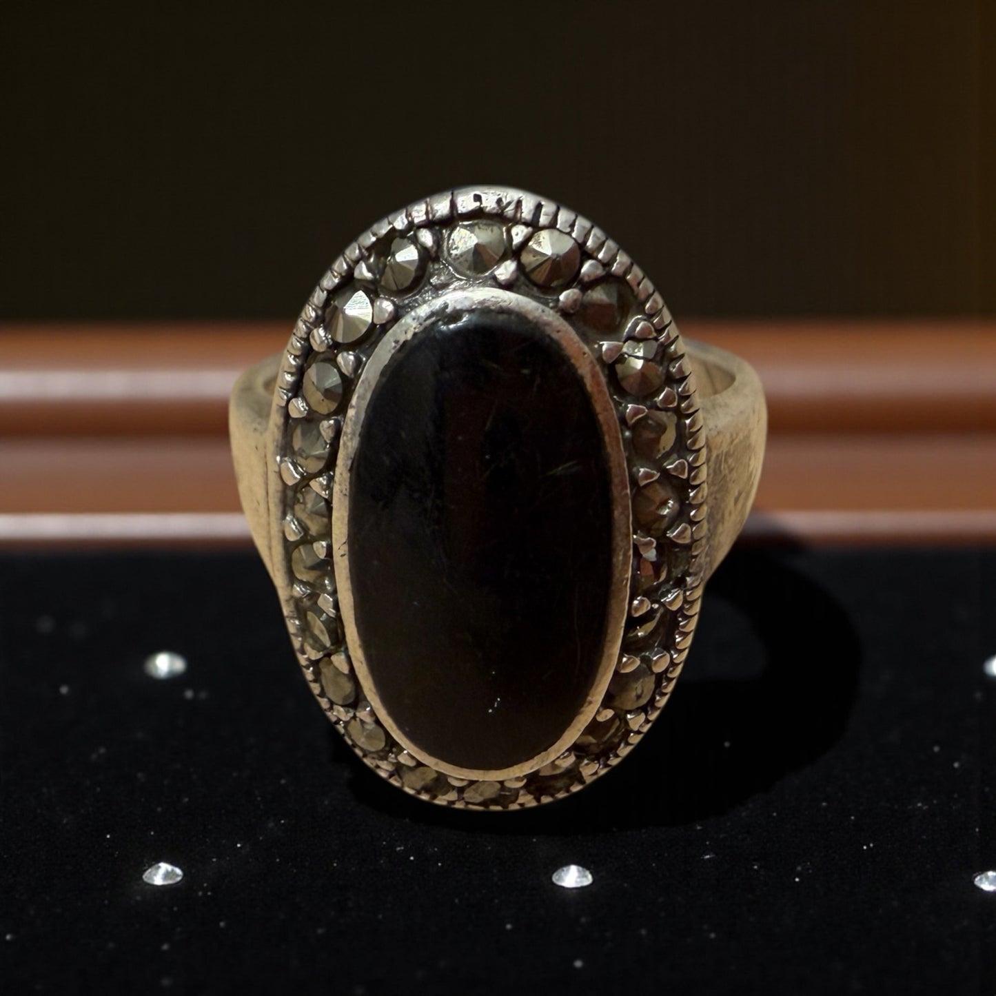 Anello in argento con jet e marcasiti