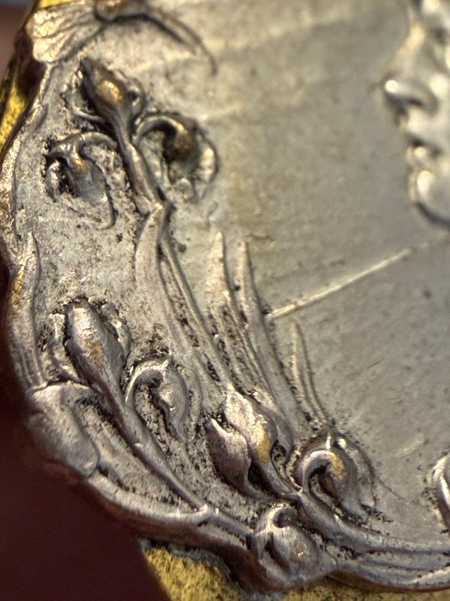 Clip / spilla ferma foulard con volto Art Nouveau alla Alphonse Mucha, doppia montatura argentata e dorata