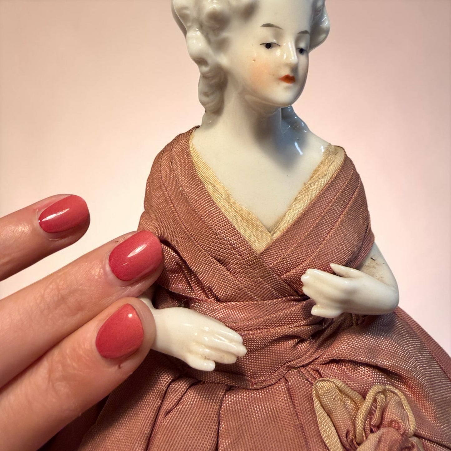 Tea cosy Half doll, bambola copri teiera antica in porcellana e raso