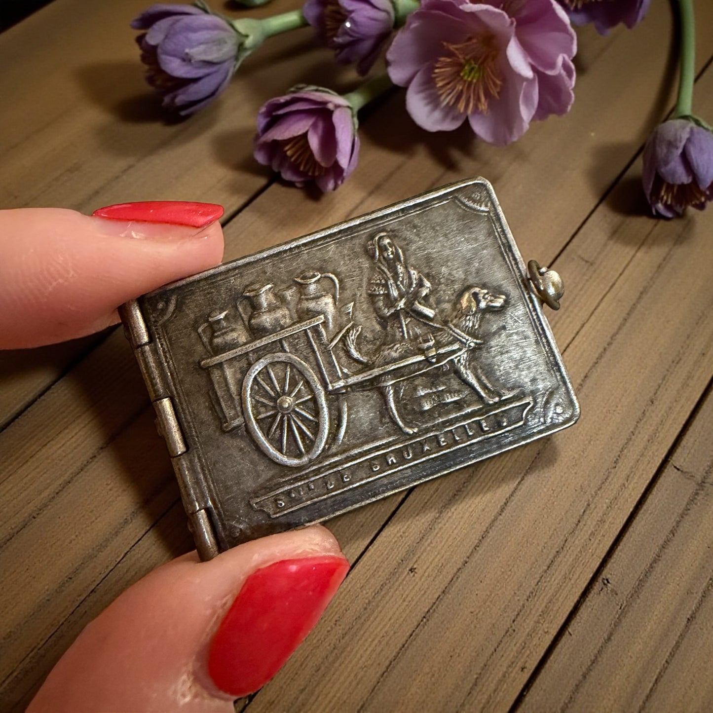 Pendente segreto a libro con fotografie antiche di Bruxelles, argentato anni ‘20