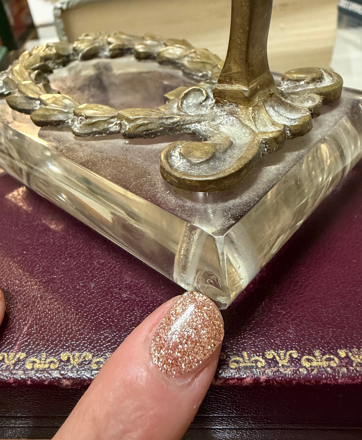 Antico porte-montre, porta orologio liberty in vetro molato e ottone, anni ‘10-‘20