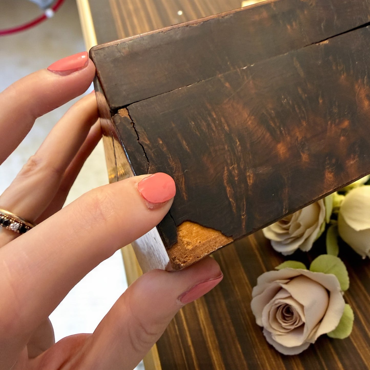 Antico grande scrigno in radica di noce con interno capitonné rosa