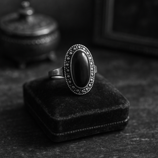 Anello in argento con jet e marcasiti