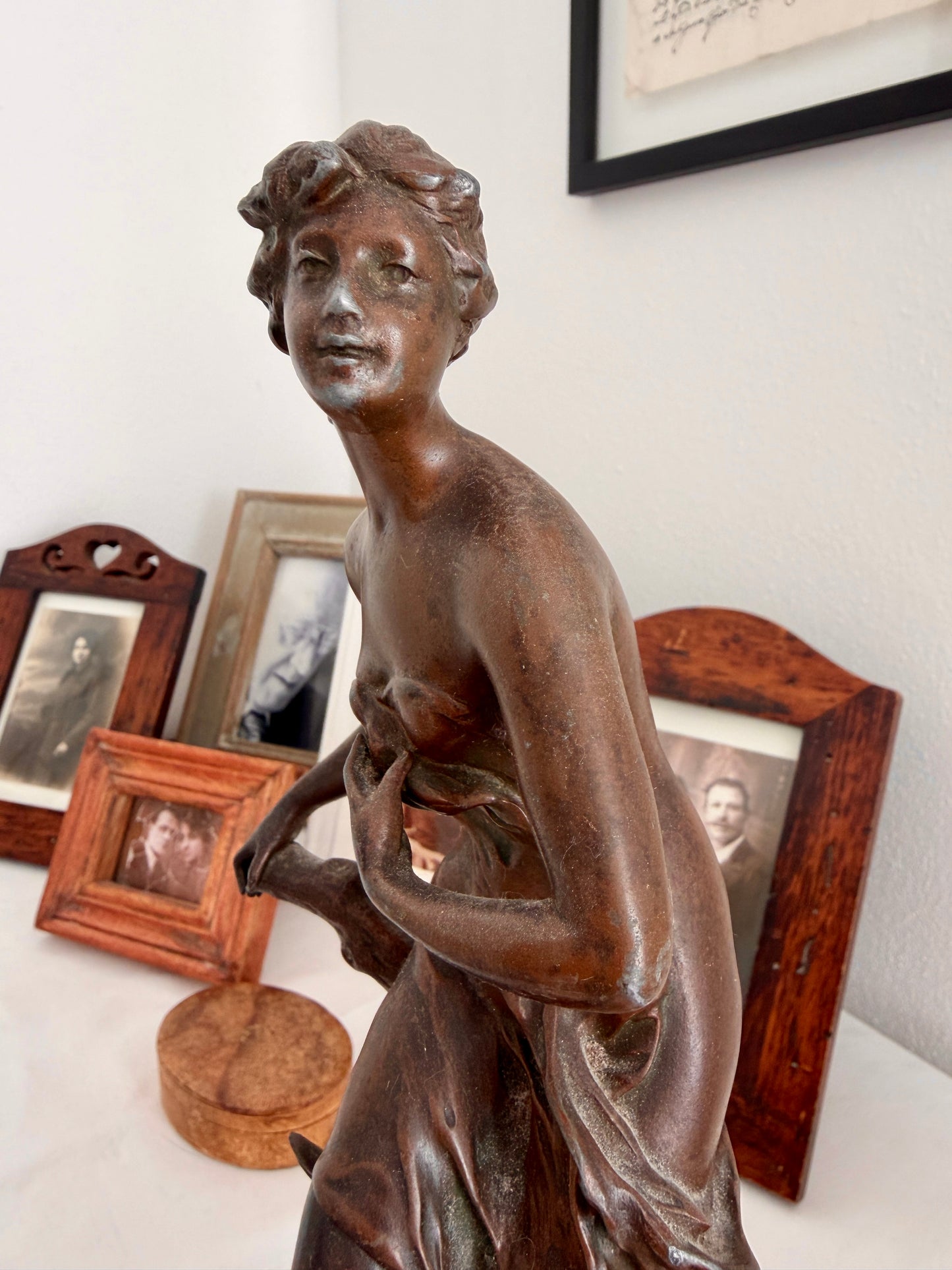 Scultura in regule Art Nouveau firmata Perron, titolo “Surprise”, fine 800 primo 900
