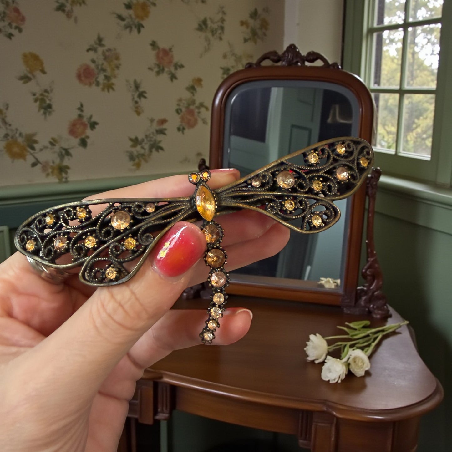 Spilla di generose dimensioni a guisa di libellula con strass color Ambra, Liberty revival ￼