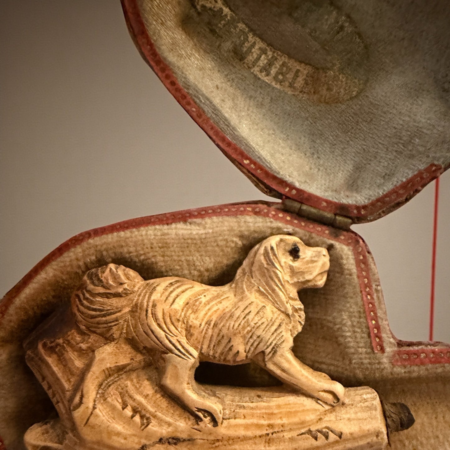 Antica pipa in schiuma di mare zoomorfa a guisa di cane, in custodia, fine ‘800