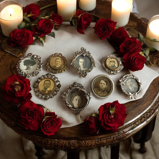 N. 8 antiche spille 1860-1920 ad memoriam con foto e scrigno