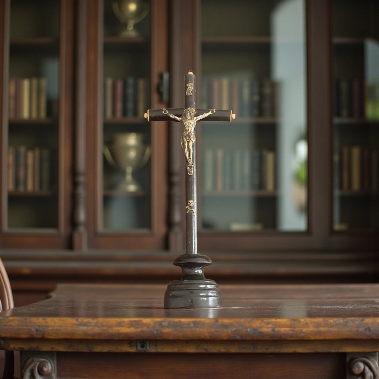 Croce da cappella in legno ebanizzato con Cristo e teschio e tibie