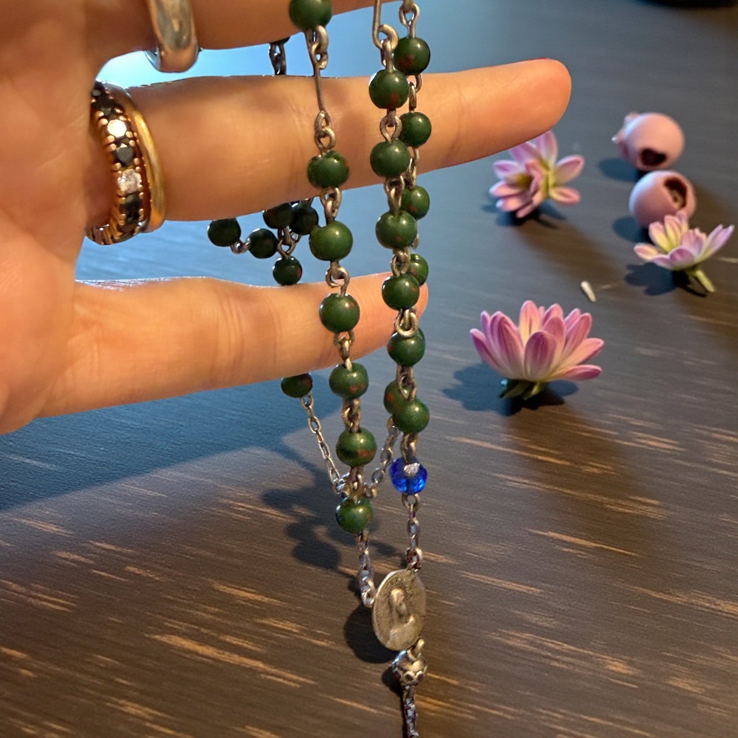 Antico rosario ca 1900 in argento e diaspro verde maculato, con perla segnaposto blu